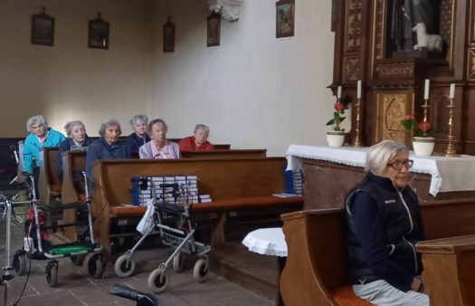 Exkurze do kostela Všech svatých s klienty SeniorCentra Slivenec