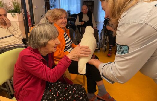 Návštěva papoušků v SeniorCentru Slivenec